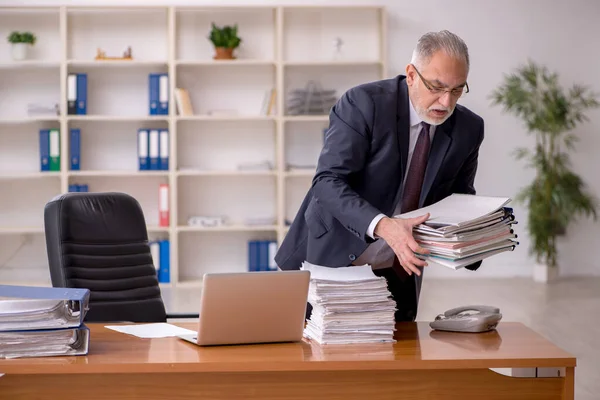 Ancien employeur masculin et trop de travail au bureau — Photo