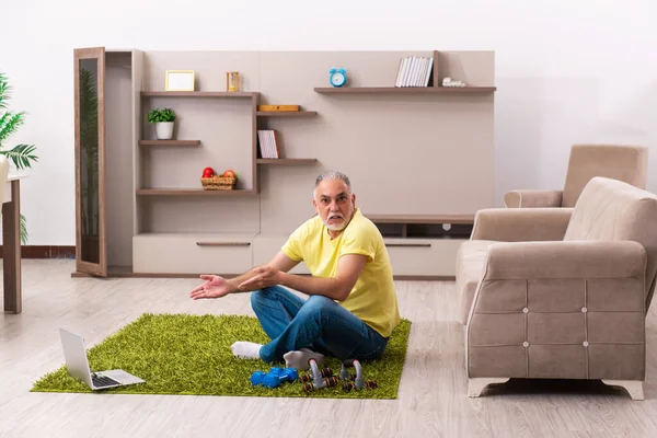 Uomo anziano che fa esercizi sportivi a casa — Foto Stock