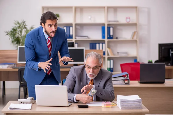 Old male boss and young male employee in remuneration concept — Stock Photo, Image