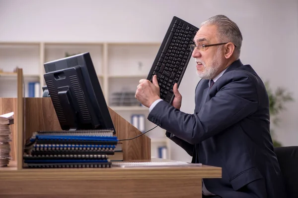 Alter männlicher Arbeitgeber und zu viel Arbeit im Büro — Stockfoto