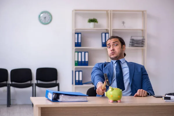 Employé masculin agressif avec marteau dans le concept de planification budgétaire — Photo