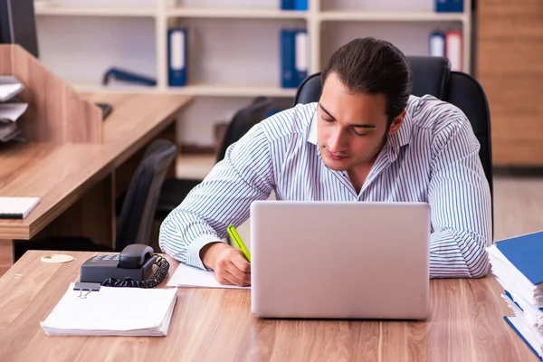 Joven empleado masculino que trabaja en la oficina —  Fotos de Stock