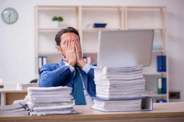 Jovem empresário empregado e muito trabalho no escritório — Fotografia de Stock