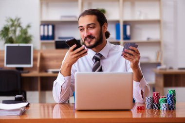 Kumar konseptinde genç bir erkek çalışan.