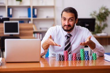 Kumar konseptinde genç bir erkek çalışan.