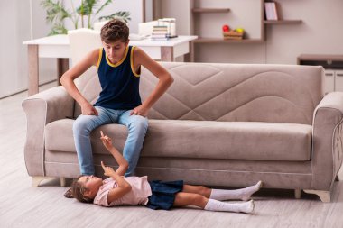 Oğlan ve küçük kız kardeşi salgın sırasında evde kalıyorlar.