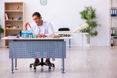 Laboratuvarda çalışan genç bir kimyager.