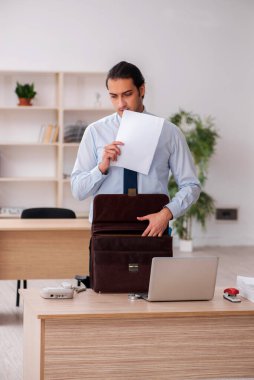 Ofiste çalışan genç bir erkek.