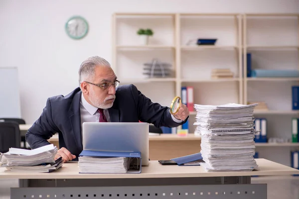 Åldrad manlig anställd och för mycket arbete på arbetsplatsen — Stockfoto