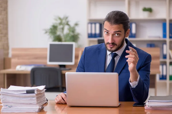 Empleado joven empresario que trabaja en el lugar de trabajo —  Fotos de Stock