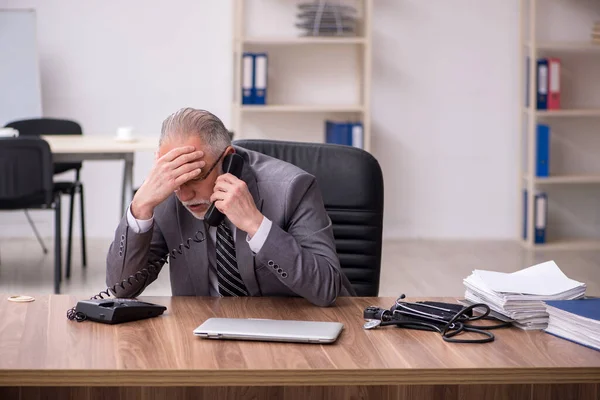 Leeftijd mannelijke werknemer lijden op de werkplek — Stockfoto