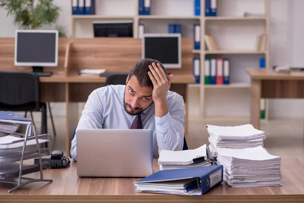 Ung affärsman anställd missnöjd med överdrivet arbete i — Stockfoto