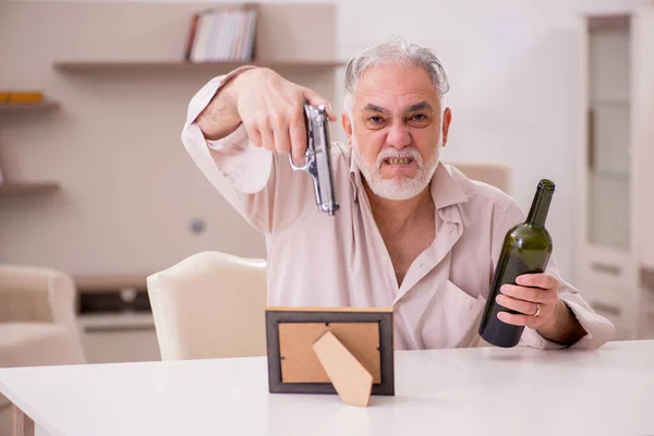 Velho viúvo alcoólico do sexo masculino cometendo suicídio em casa — Fotografia de Stock