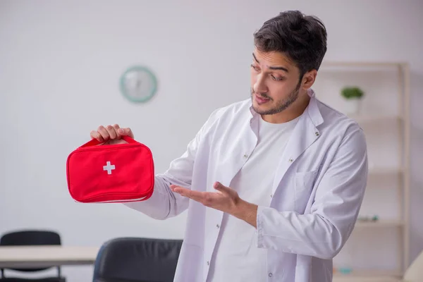 Jovem médico paramédico segurando saco de primeiros socorros — Fotografia de Stock