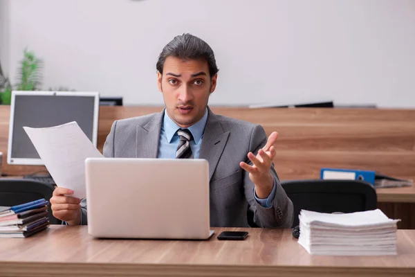 Jeune employé masculin travaillant au bureau — Photo