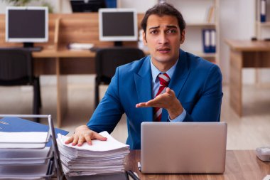 Ofiste çalışan genç bir erkek.