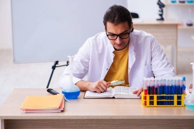 Sınıftaki genç erkek kimyager.