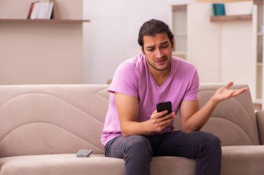 Genç adam salgın sırasında evde kalıyor.