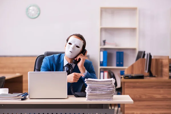 Jonge mannelijke werknemer draagt maskers in het kantoor — Stockfoto