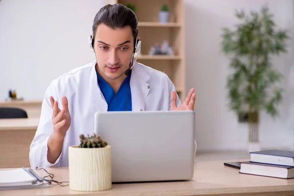 Jovem médico masculino no conceito de telemedicina — Fotografia de Stock