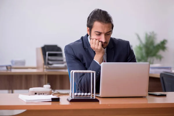 Giovane uomo d'affari dipendente seduto in ufficio — Foto Stock