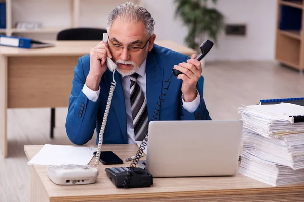 Ancien employé masculin et trop de travail au bureau — Photo