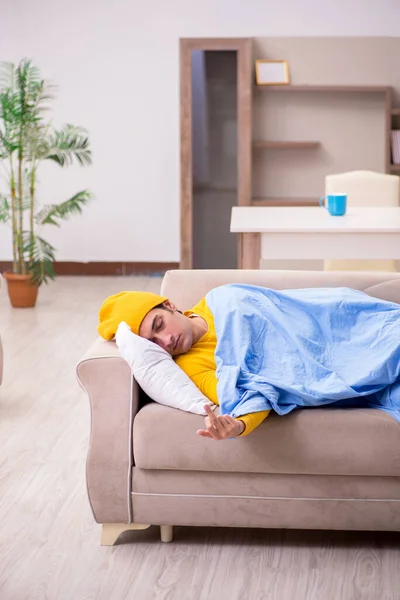 Joven sufriendo en casa — Foto de Stock