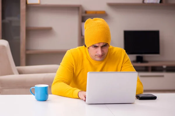 Joven estudiante masculino preparándose para los exámenes en casa — Foto de Stock