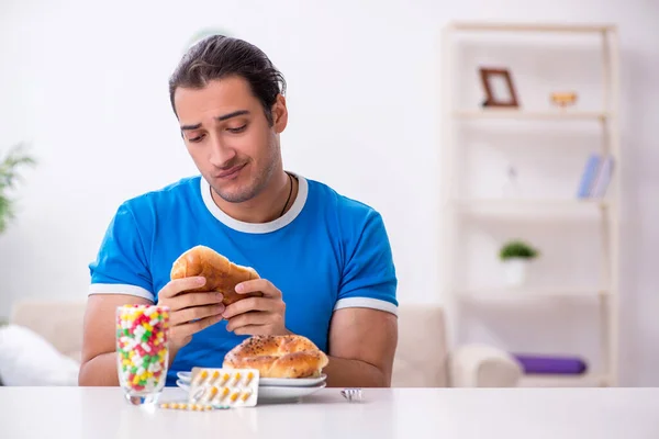 Fiatal éhes férfi fogyókúra koncepció — Stock Fotó