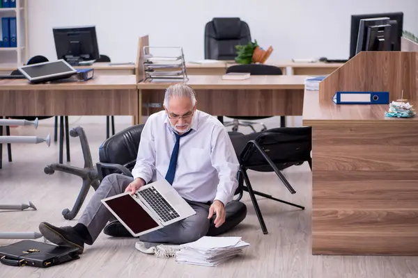 Old businessman employee in bankruptcy concept in the office — Stock Photo, Image