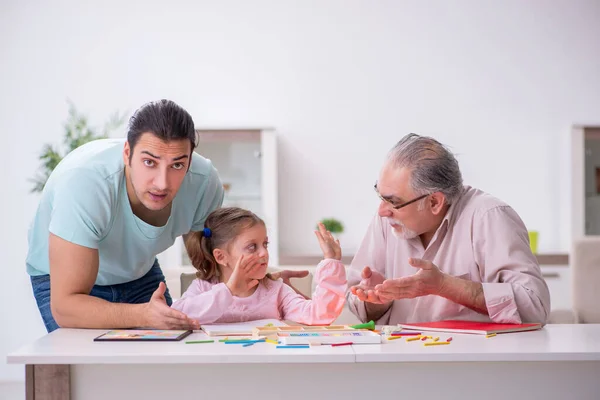 Tre generazioni di famiglia nel concetto di sviluppo precoce — Foto Stock