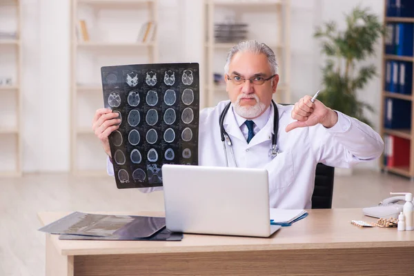 Radiólogo médico experimentado que trabaja en la clínica — Foto de Stock