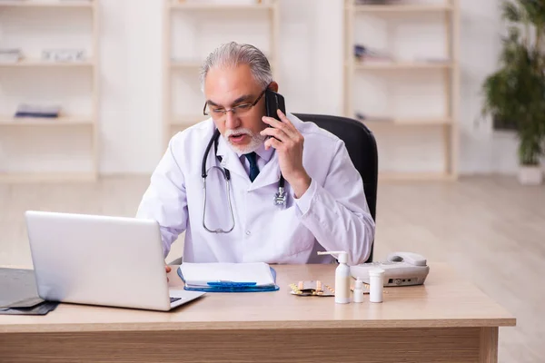 Klinikte çalışan deneyimli bir erkek doktor. — Stok fotoğraf