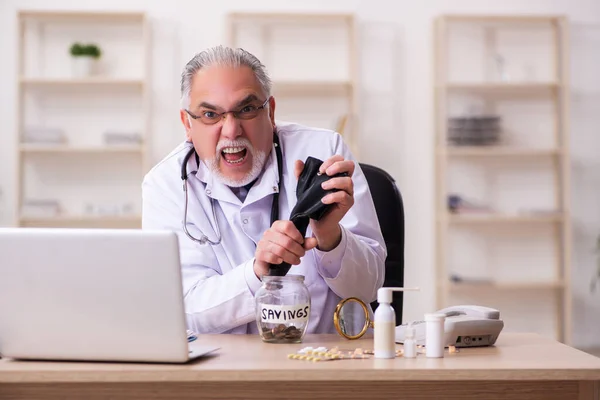 Experienced male doctor in remuneration concept — Stock Photo, Image