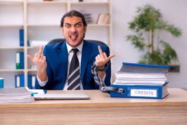 Zincirli erkek çalışanlar, Ofis 'te aşırı çalışmaktan memnun değiller.