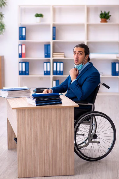 Junge Behinderte während Pandemie am Arbeitsplatz — Stockfoto