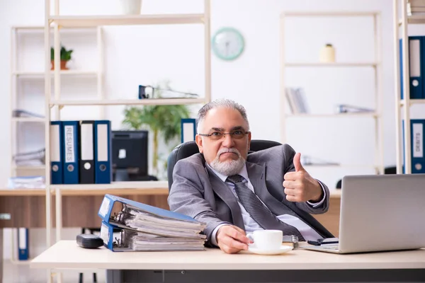 Viejo empleado tomando café en la oficina — Foto de Stock