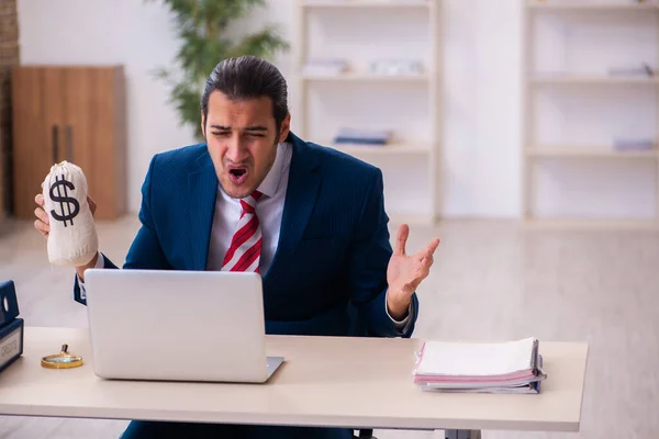 Ung affärsman anställd i lönekoncept — Stockfoto