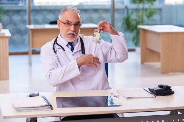 Eski erkek doktor maaşı konsepti. — Stok fotoğraf