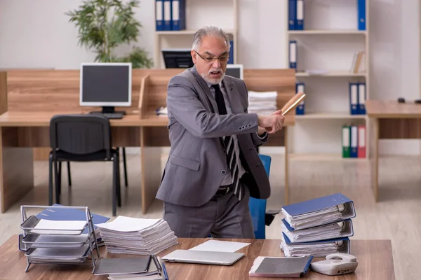 Alte männliche Angestellte unzufrieden mit exzessiver Arbeit im Büro — Stockfoto