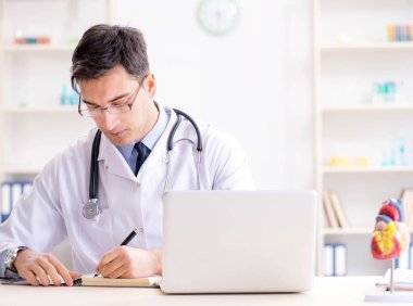 Doktor hoca kalp modelini açıklıyor.