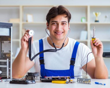 Tecrübeli teknikler tarafından bilgisayar donanımı onarımı ve onarımı