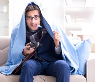 Çalışan evde bilgisayar oyunu oynarken baca boşluğundan muzdarip.