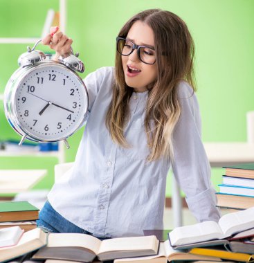Sınavlara zamanında hazırlanan genç kız öğrenci.