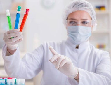 Hastane kliniğinde çalışan kadın kimyager.