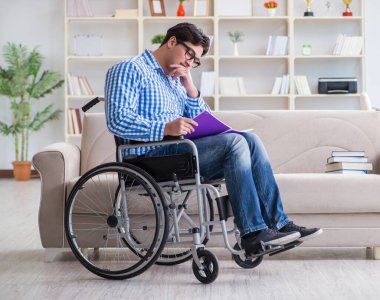 Tekerlekli sandalyedeki genç öğrenci