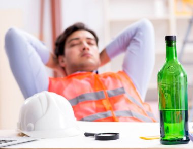 Atölyede çalışan sarhoş mühendis.