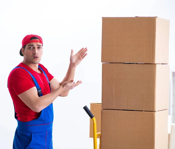 Trabajador contratista moviendo cajas durante movimiento de oficina — Foto de Stock