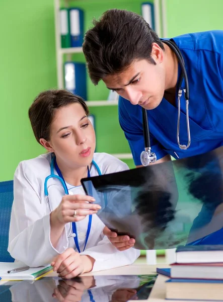 Kadın ve erkek doktorlar radyologlar klinikte çalışıyor. — Stok fotoğraf