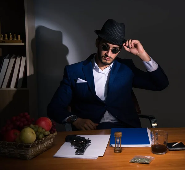 Detective sentado en habitación oscura en concepto vintage — Foto de Stock